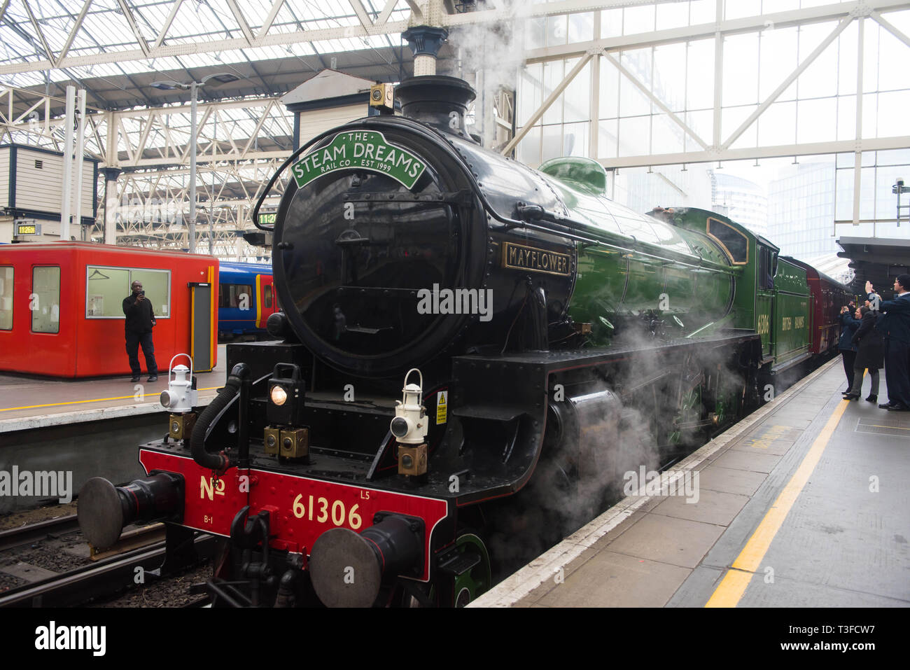 London Waterloo Stazione Ferroviaria, Londra, Regno Unito. Il 9 aprile 2019. Questa estate, il vapore sogni Rail Co. è il lancio di due nuovi flusso di lusso viaggi in treno; Il Royal Windsor vapore Express per la stazione di Waterloo a Windsor con la possibilità di gustare un brunch Champagne a bordo e il tramonto vapore Express, un tramonto esperienza culinaria attraverso le splendide colline del Surrey. Entrambi i treni su queste esperienze di solito sarà trainato da un B I classe locomotiva - 'Mayflower' - costruito nel 1948. Le gite saranno eseguite dal 4 Giugno al 3 settembre 2019. Credito: Michael Tubi/Alamy Live News Foto Stock