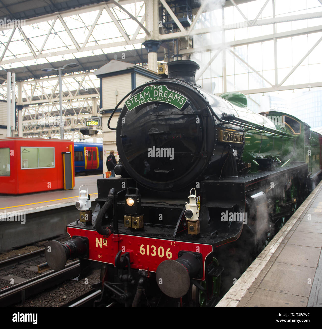 London Waterloo Stazione Ferroviaria, Londra, Regno Unito. Il 9 aprile 2019. Questa estate, il vapore sogni Rail Co. è il lancio di due nuovi flusso di lusso viaggi in treno; Il Royal Windsor vapore Express per la stazione di Waterloo a Windsor con la possibilità di gustare un brunch Champagne a bordo e il tramonto vapore Express, un tramonto esperienza culinaria attraverso le splendide colline del Surrey. Entrambi i treni su queste esperienze di solito sarà trainato da un B I classe locomotiva - 'Mayflower' - costruito nel 1948. Le gite saranno eseguite dal 4 Giugno al 3 settembre 2019. Credito: Michael Tubi/Alamy Live News Foto Stock
