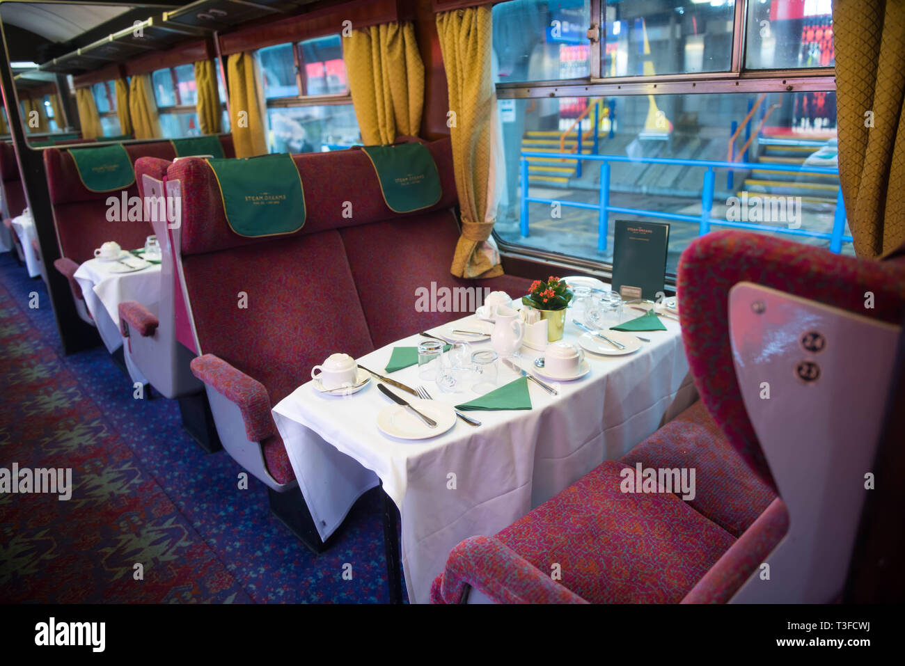 London Waterloo Stazione Ferroviaria, Londra, Regno Unito. Il 9 aprile 2019. Questa estate, il vapore sogni Rail Co. è il lancio di due nuovi flusso di lusso viaggi in treno; Il Royal Windsor vapore Express per la stazione di Waterloo a Windsor con la possibilità di gustare un brunch Champagne a bordo e il tramonto vapore Express, un tramonto esperienza culinaria attraverso le splendide colline del Surrey. Entrambi i treni su queste esperienze di solito sarà trainato da un B I classe locomotiva - 'Mayflower' - costruito nel 1948. Le gite saranno eseguite dal 4 Giugno al 3 settembre 2019. Credito: Michael Tubi/Alamy Live News Foto Stock