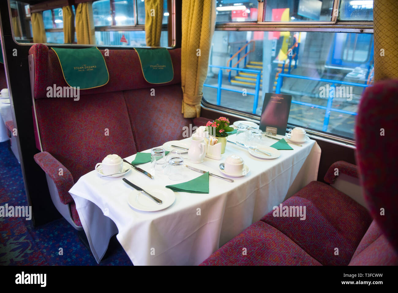 London Waterloo Stazione Ferroviaria, Londra, Regno Unito. Il 9 aprile 2019. Questa estate, il vapore sogni Rail Co. è il lancio di due nuovi flusso di lusso viaggi in treno; Il Royal Windsor vapore Express per la stazione di Waterloo a Windsor con la possibilità di gustare un brunch Champagne a bordo e il tramonto vapore Express, un tramonto esperienza culinaria attraverso le splendide colline del Surrey. Entrambi i treni su queste esperienze di solito sarà trainato da un B I classe locomotiva - 'Mayflower' - costruito nel 1948. Le gite saranno eseguite dal 4 Giugno al 3 settembre 2019. Credito: Michael Tubi/Alamy Live News Foto Stock