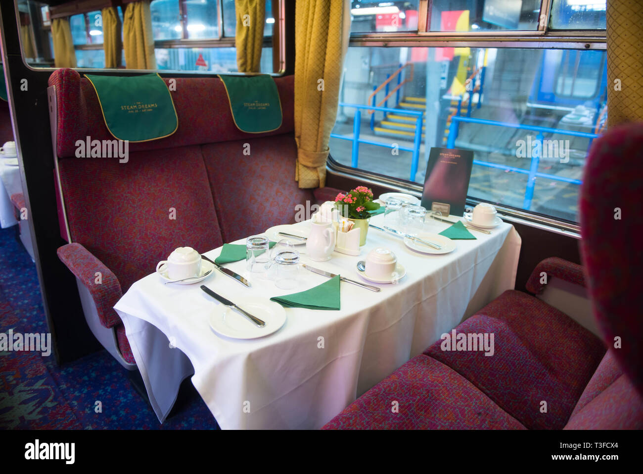 London Waterloo Stazione Ferroviaria, Londra, Regno Unito. Il 9 aprile 2019. Questa estate, il vapore sogni Rail Co. è il lancio di due nuovi flusso di lusso viaggi in treno; Il Royal Windsor vapore Express per la stazione di Waterloo a Windsor con la possibilità di gustare un brunch Champagne a bordo e il tramonto vapore Express, un tramonto esperienza culinaria attraverso le splendide colline del Surrey. Entrambi i treni su queste esperienze di solito sarà trainato da un B I classe locomotiva - 'Mayflower' - costruito nel 1948. Le gite saranno eseguite dal 4 Giugno al 3 settembre 2019. Credito: Michael Tubi/Alamy Live News Foto Stock