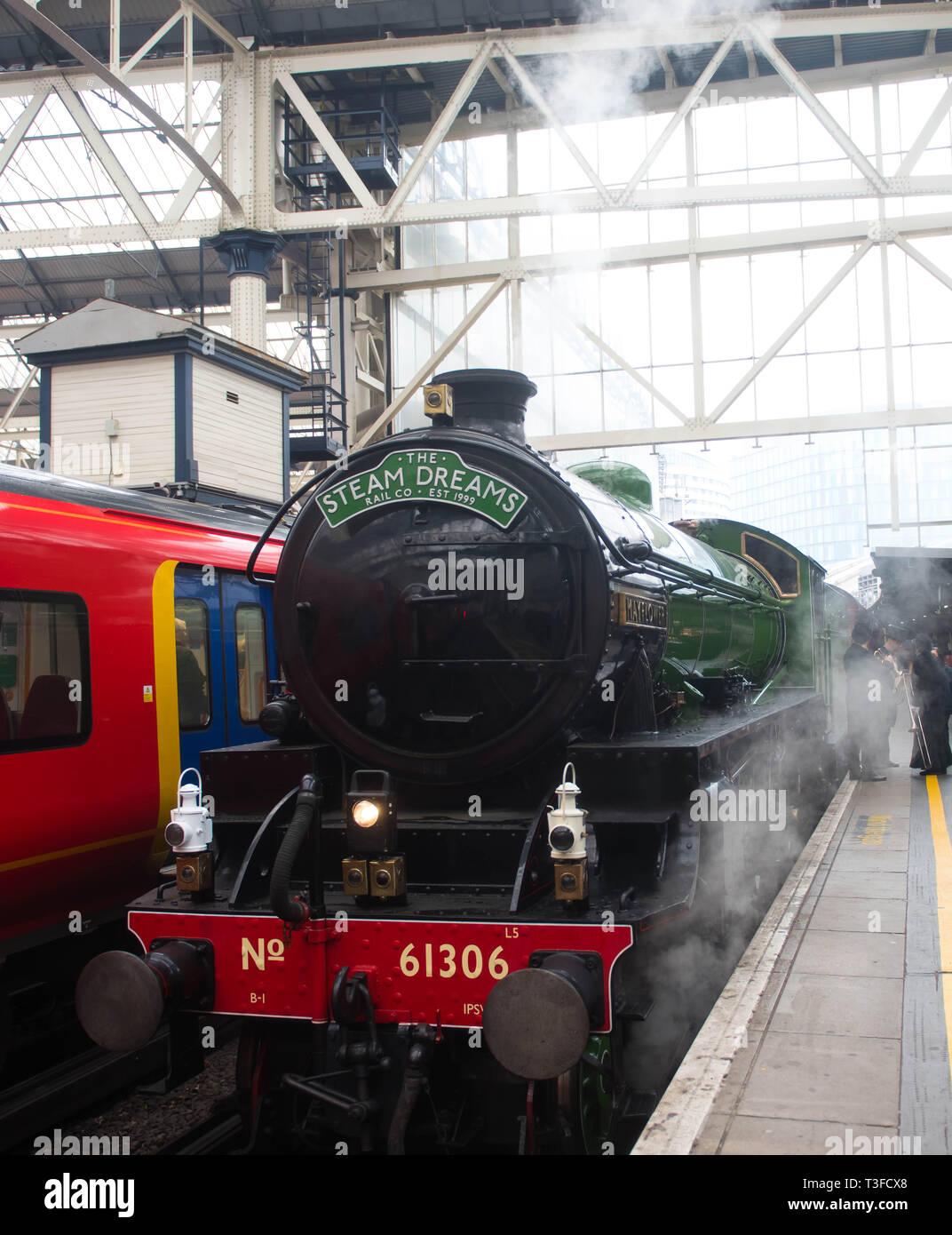 London Waterloo Stazione Ferroviaria, Londra, Regno Unito. Il 9 aprile 2019. Questa estate, il vapore sogni Rail Co. è il lancio di due nuovi flusso di lusso viaggi in treno; Il Royal Windsor vapore Express per la stazione di Waterloo a Windsor con la possibilità di gustare un brunch Champagne a bordo e il tramonto vapore Express, un tramonto esperienza culinaria attraverso le splendide colline del Surrey. Entrambi i treni su queste esperienze di solito sarà trainato da un B I classe locomotiva - 'Mayflower' - costruito nel 1948. Le gite saranno eseguite dal 4 Giugno al 3 settembre 2019. Credito: Michael Tubi/Alamy Live News Foto Stock