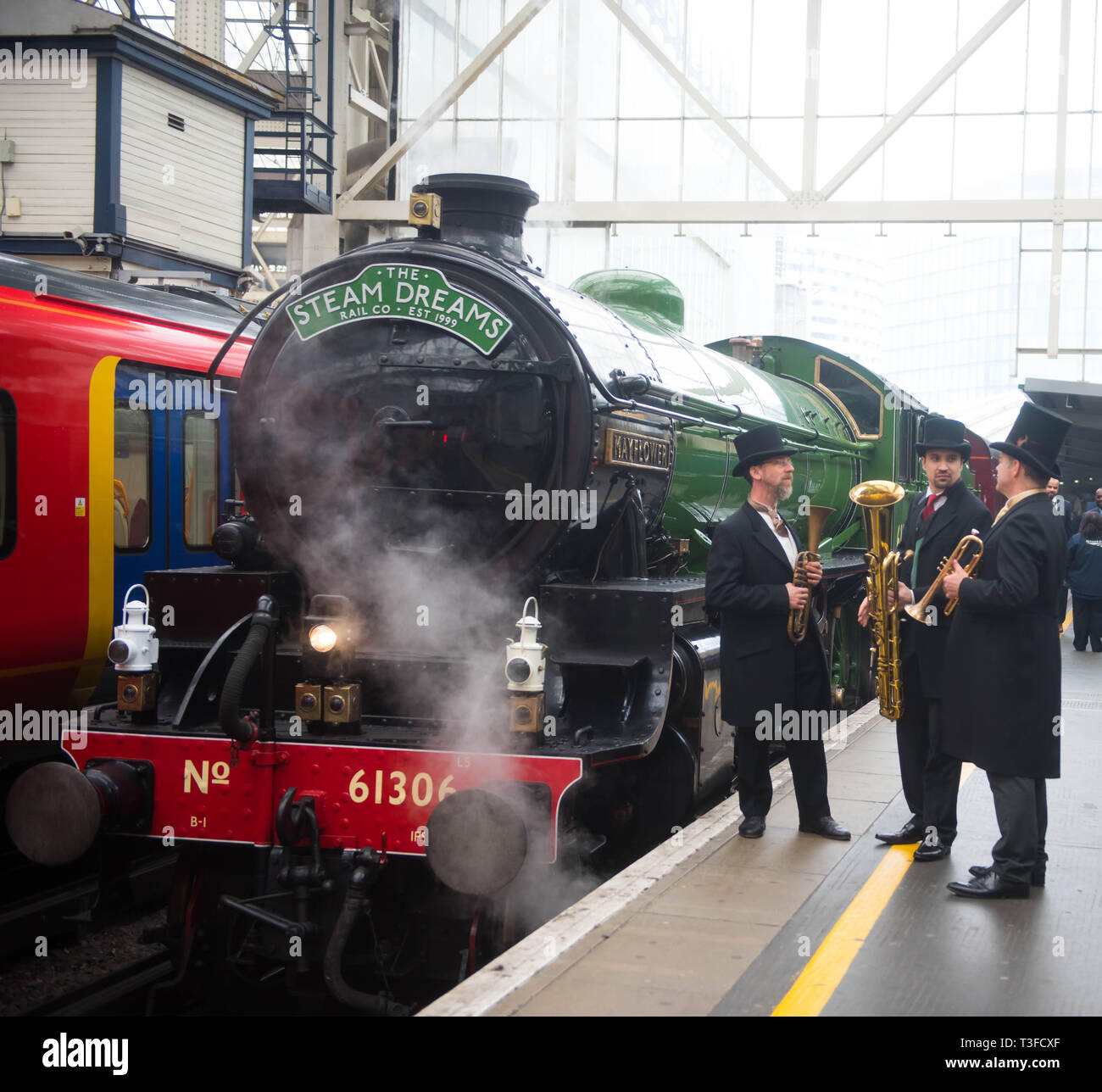 London Waterloo Stazione Ferroviaria, Londra, Regno Unito. Il 9 aprile 2019. Questa estate, il vapore sogni Rail Co. è il lancio di due nuovi flusso di lusso viaggi in treno; Il Royal Windsor vapore Express per la stazione di Waterloo a Windsor con la possibilità di gustare un brunch Champagne a bordo e il tramonto vapore Express, un tramonto esperienza culinaria attraverso le splendide colline del Surrey. Entrambi i treni su queste esperienze di solito sarà trainato da un B I classe locomotiva - 'Mayflower' - costruito nel 1948. Le gite saranno eseguite dal 4 Giugno al 3 settembre 2019. Credito: Michael Tubi/Alamy Live News Foto Stock