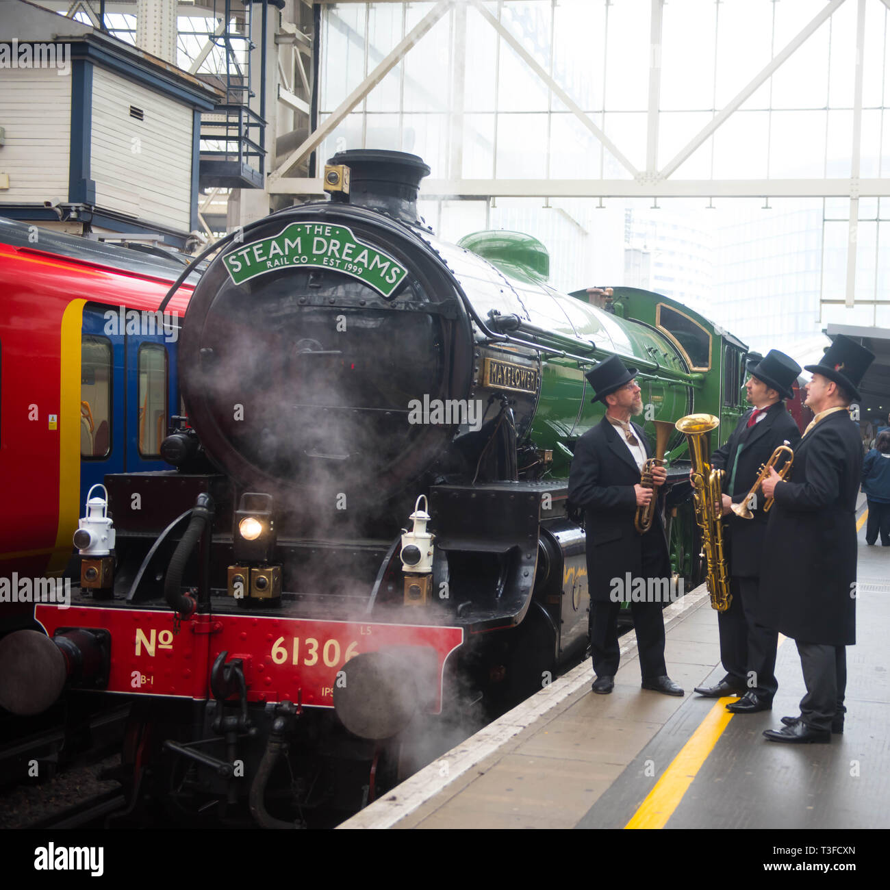 London Waterloo Stazione Ferroviaria, Londra, Regno Unito. Il 9 aprile 2019. Questa estate, il vapore sogni Rail Co. è il lancio di due nuovi flusso di lusso viaggi in treno; Il Royal Windsor vapore Express per la stazione di Waterloo a Windsor con la possibilità di gustare un brunch Champagne a bordo e il tramonto vapore Express, un tramonto esperienza culinaria attraverso le splendide colline del Surrey. Entrambi i treni su queste esperienze di solito sarà trainato da un B I classe locomotiva - 'Mayflower' - costruito nel 1948. Le gite saranno eseguite dal 4 Giugno al 3 settembre 2019. Credito: Michael Tubi/Alamy Live News Foto Stock
