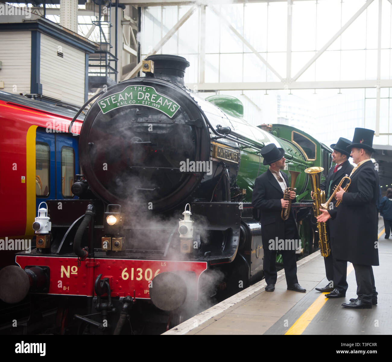 London Waterloo Stazione Ferroviaria, Londra, Regno Unito. Il 9 aprile 2019. Questa estate, il vapore sogni Rail Co. è il lancio di due nuovi flusso di lusso viaggi in treno; Il Royal Windsor vapore Express per la stazione di Waterloo a Windsor con la possibilità di gustare un brunch Champagne a bordo e il tramonto vapore Express, un tramonto esperienza culinaria attraverso le splendide colline del Surrey. Entrambi i treni su queste esperienze di solito sarà trainato da un B I classe locomotiva - 'Mayflower' - costruito nel 1948. Le gite saranno eseguite dal 4 Giugno al 3 settembre 2019. Credito: Michael Tubi/Alamy Live News Foto Stock