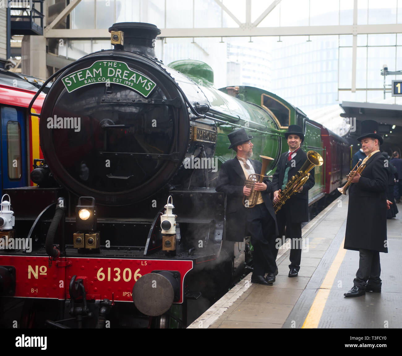 London Waterloo Stazione Ferroviaria, Londra, Regno Unito. Il 9 aprile 2019. Questa estate, il vapore sogni Rail Co. è il lancio di due nuovi flusso di lusso viaggi in treno; Il Royal Windsor vapore Express per la stazione di Waterloo a Windsor con la possibilità di gustare un brunch Champagne a bordo e il tramonto vapore Express, un tramonto esperienza culinaria attraverso le splendide colline del Surrey. Entrambi i treni su queste esperienze di solito sarà trainato da un B I classe locomotiva - 'Mayflower' - costruito nel 1948. Le gite saranno eseguite dal 4 Giugno al 3 settembre 2019. Credito: Michael Tubi/Alamy Live News Foto Stock
