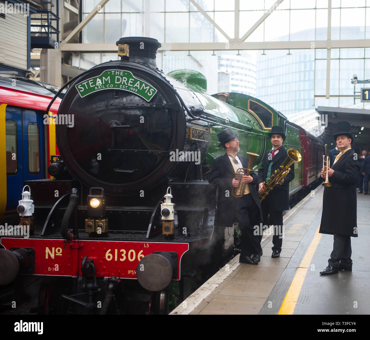 London Waterloo Stazione Ferroviaria, Londra, Regno Unito. Il 9 aprile 2019. Questa estate, il vapore sogni Rail Co. è il lancio di due nuovi flusso di lusso viaggi in treno; Il Royal Windsor vapore Express per la stazione di Waterloo a Windsor con la possibilità di gustare un brunch Champagne a bordo e il tramonto vapore Express, un tramonto esperienza culinaria attraverso le splendide colline del Surrey. Entrambi i treni su queste esperienze di solito sarà trainato da un B I classe locomotiva - 'Mayflower' - costruito nel 1948. Le gite saranno eseguite dal 4 Giugno al 3 settembre 2019. Credito: Michael Tubi/Alamy Live News Foto Stock
