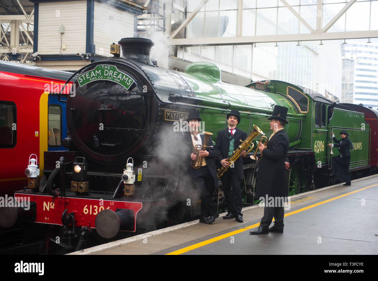 London Waterloo Stazione Ferroviaria, Londra, Regno Unito. Il 9 aprile 2019. Questa estate, il vapore sogni Rail Co. è il lancio di due nuovi flusso di lusso viaggi in treno; Il Royal Windsor vapore Express per la stazione di Waterloo a Windsor con la possibilità di gustare un brunch Champagne a bordo e il tramonto vapore Express, un tramonto esperienza culinaria attraverso le splendide colline del Surrey. Entrambi i treni su queste esperienze di solito sarà trainato da un B I classe locomotiva - 'Mayflower' - costruito nel 1948. Le gite saranno eseguite dal 4 Giugno al 3 settembre 2019. Credito: Michael Tubi/Alamy Live News Foto Stock