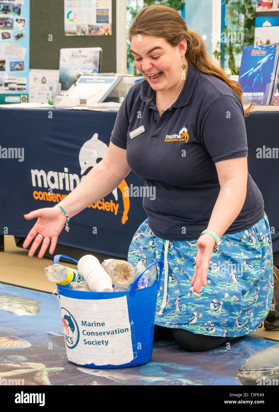 Dynamic Earth, Edimburgo, Scozia, Regno Unito, 9 aprile 2019. Edinburgh Festival della Scienza: imparare circa l'inquinamento in plastica in mare a Scrapbook: Lotta Ocean materiale plastico dal cielo con Catherine Gemmell dalla Marine Conservation Society al Dynamic Earth al Edinburgh Festival della Scienza Foto Stock