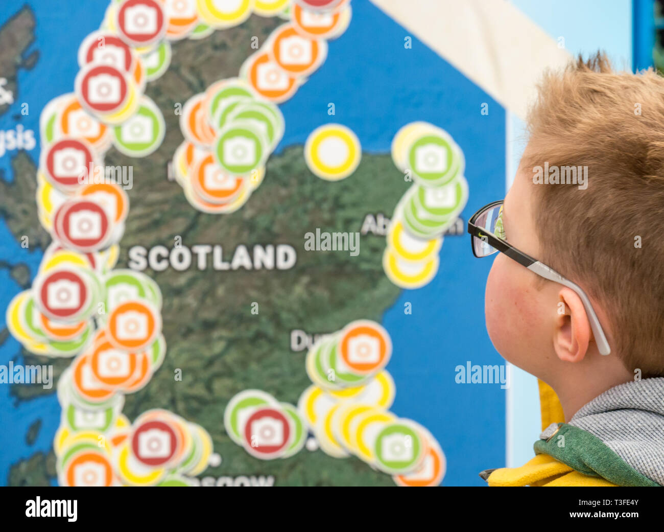 Dynamic Earth, Edimburgo, Scozia, Regno Unito, 9 aprile 2019. Edinburgh Festival della Scienza: Jamie Carter, di età di 8 anni è divertente imparare circa l'inquinamento in plastica in mare a Scrapbook: Lotta Ocean materiale plastico dal cielo in terra dinamica al Edinburgh Festival della Scienza Foto Stock