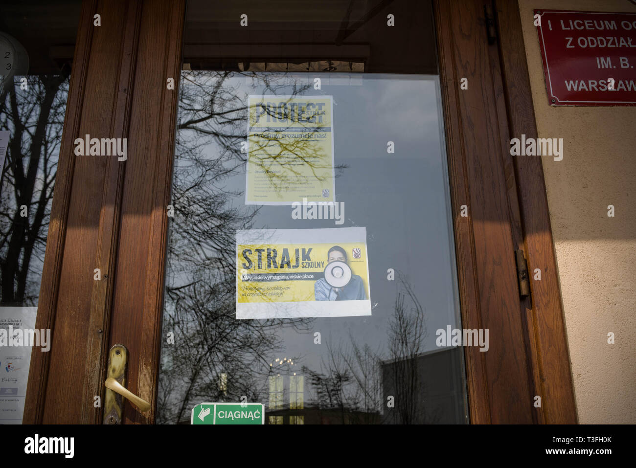 Varsavia, Mazowieckie, Polonia. 9 apr, 2019. Cartelli per informare le persone che gli insegnanti sono in sciopero visto sulla porta della scuola durante la protesta.A partire da lunedì 8 aprile dopo non essere riuscito a parlare con il governo, gli insegnanti e i sindacati hanno organizzato uno sciopero in tutta la Polonia esigente per il 30% di aumento delle retribuzioni, circa il 70% delle scuole primarie e secondarie in tutta la Polonia ha preso parte a uno sciopero a tempo indeterminato senza lezioni nelle scuole durante la protesta. Credito: ZUMA Press, Inc./Alamy Live News Foto Stock