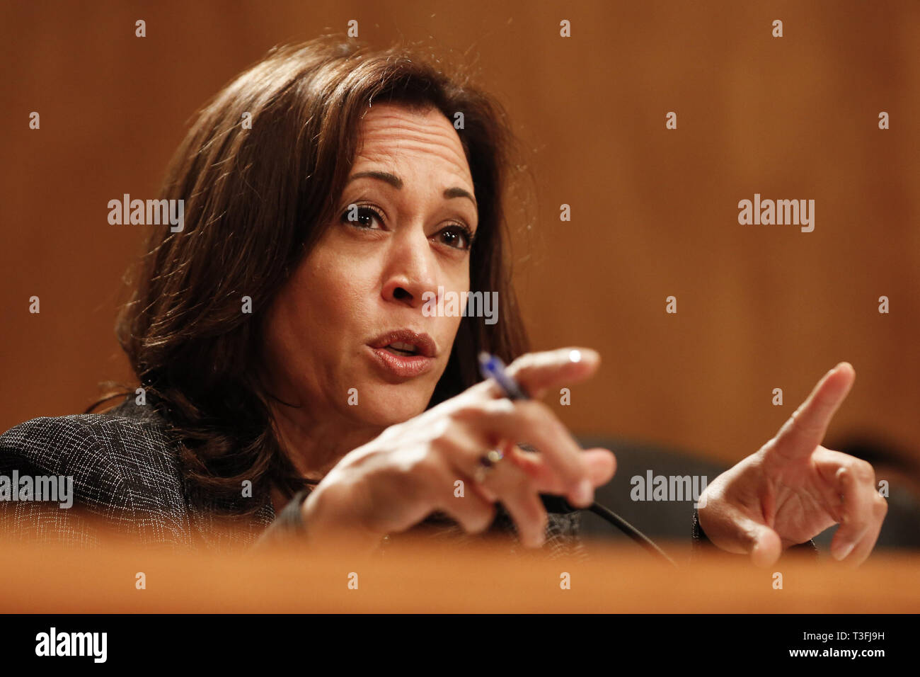 Washington DC, Stati Uniti d'America. 09Apr, 2019. Stati Uniti il senatore Kamala Harris (Democratico della California) domande da funzionari del dipartimento della giustizia e il Dipartimento della Sicurezza interna durante il Senato degli Stati Uniti Comitato per la Homeland Security e Affari Governativi udienza del 9 aprile 2019 a discutere di migrazione senza precedenti alla frontiera meridionale degli Stati Uniti Credito: Stefani Reynolds/CNP/ZUMA filo/Alamy Live News Credito: ZUMA Press, Inc./Alamy Live News Foto Stock