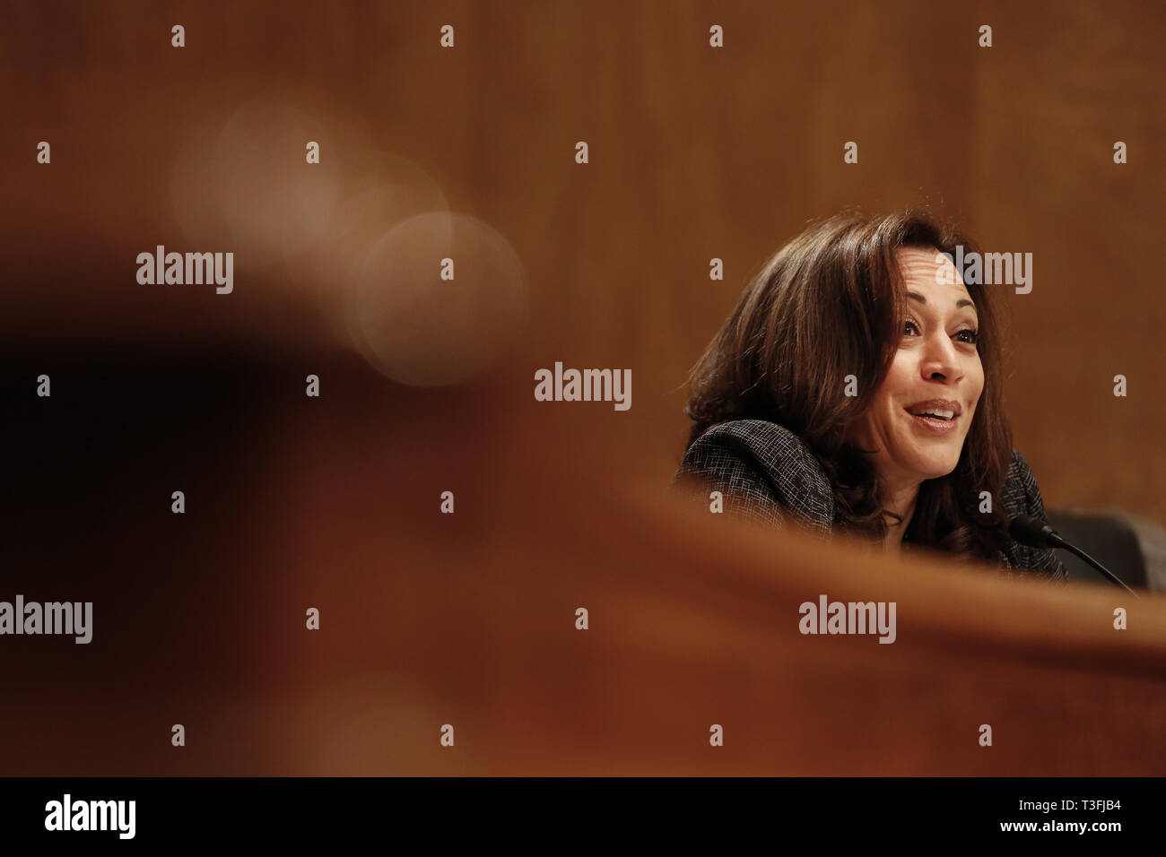 Washington DC, Stati Uniti d'America. 09Apr, 2019. Stati Uniti il senatore Kamala Harris (Democratico della California) domande da funzionari del dipartimento della giustizia e il Dipartimento della Sicurezza interna durante il Senato degli Stati Uniti Comitato per la Homeland Security e Affari Governativi udienza del 9 aprile 2019 a discutere di migrazione senza precedenti alla frontiera meridionale degli Stati Uniti Credito: Stefani Reynolds/CNP/ZUMA filo/Alamy Live News Credito: ZUMA Press, Inc./Alamy Live News Foto Stock