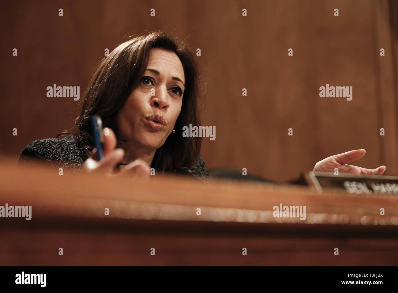 Washington DC, Stati Uniti d'America. 09Apr, 2019. Stati Uniti il senatore Kamala Harris (Democratico della California) domande da funzionari del dipartimento della giustizia e il Dipartimento della Sicurezza interna durante il Senato degli Stati Uniti Comitato per la Homeland Security e Affari Governativi udienza del 9 aprile 2019 a discutere di migrazione senza precedenti alla frontiera meridionale degli Stati Uniti Credito: Stefani Reynolds/CNP/ZUMA filo/Alamy Live News Credito: ZUMA Press, Inc./Alamy Live News Foto Stock