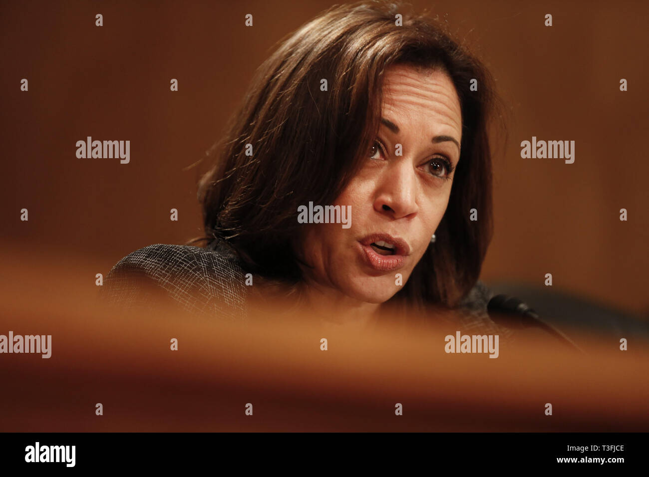 Washington DC, Stati Uniti d'America. 09Apr, 2019. Stati Uniti il senatore Kamala Harris (Democratico della California) domande da funzionari del dipartimento della giustizia e il Dipartimento della Sicurezza interna durante il Senato degli Stati Uniti Comitato per la Homeland Security e Affari Governativi udienza del 9 aprile 2019 a discutere di migrazione senza precedenti alla frontiera meridionale degli Stati Uniti Credito: Stefani Reynolds/CNP/ZUMA filo/Alamy Live News Credito: ZUMA Press, Inc./Alamy Live News Foto Stock