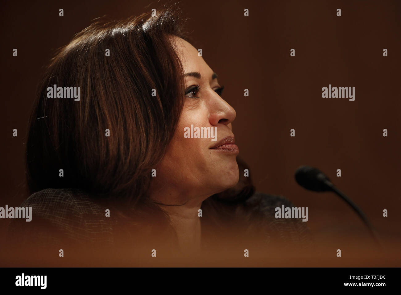 Washington DC, Stati Uniti d'America. 09Apr, 2019. Stati Uniti il senatore Kamala Harris (Democratico della California) domande da funzionari del dipartimento della giustizia e il Dipartimento della Sicurezza interna durante il comitato del Senato sulla Homeland Security e Affari Governativi udienza del 9 aprile 2019 a discutere di migrazione senza precedenti alla frontiera meridionale degli Stati Uniti Credito: Stefani Reynolds/CNP/ZUMA filo/Alamy Live News Credito: ZUMA Press, Inc./Alamy Live News Foto Stock