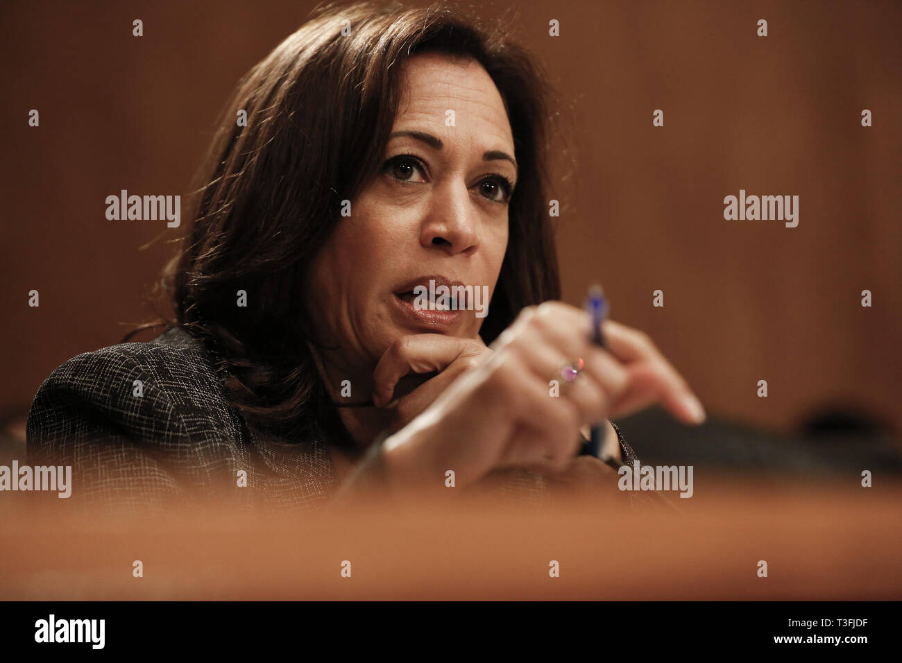 Washington DC, Stati Uniti d'America. 09Apr, 2019. Stati Uniti il senatore Kamala Harris (Democratico della California) domande da funzionari del dipartimento della giustizia e il Dipartimento della Sicurezza interna durante il Senato degli Stati Uniti Comitato per la Homeland Security e Affari Governativi udienza del 9 aprile 2019 a discutere di migrazione senza precedenti alla frontiera meridionale degli Stati Uniti Credito: Stefani Reynolds/CNP/ZUMA filo/Alamy Live News Credito: ZUMA Press, Inc./Alamy Live News Foto Stock