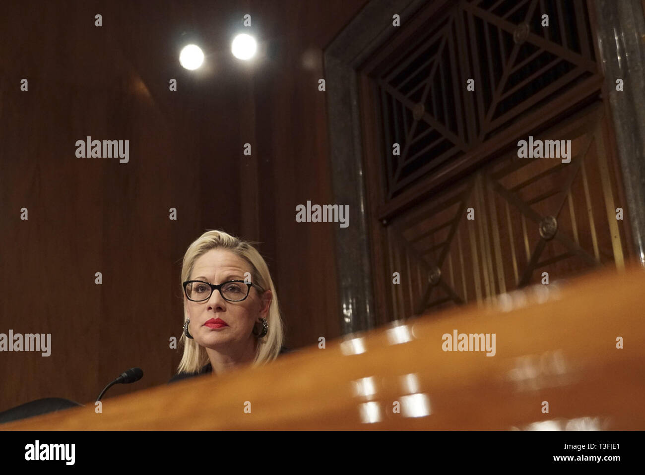 Washington DC, Stati Uniti d'America. 09Apr, 2019. Stati Uniti il senatore Kyrsten Sinema (Democratico di Arizona) domande testimoni durante il Senato degli Stati Uniti Comitato per la Homeland Security e Affari Governativi udienza del 9 aprile 2019 Credit: Stefani Reynolds/CNP/ZUMA filo/Alamy Live News Credito: ZUMA Press, Inc./Alamy Live News Foto Stock