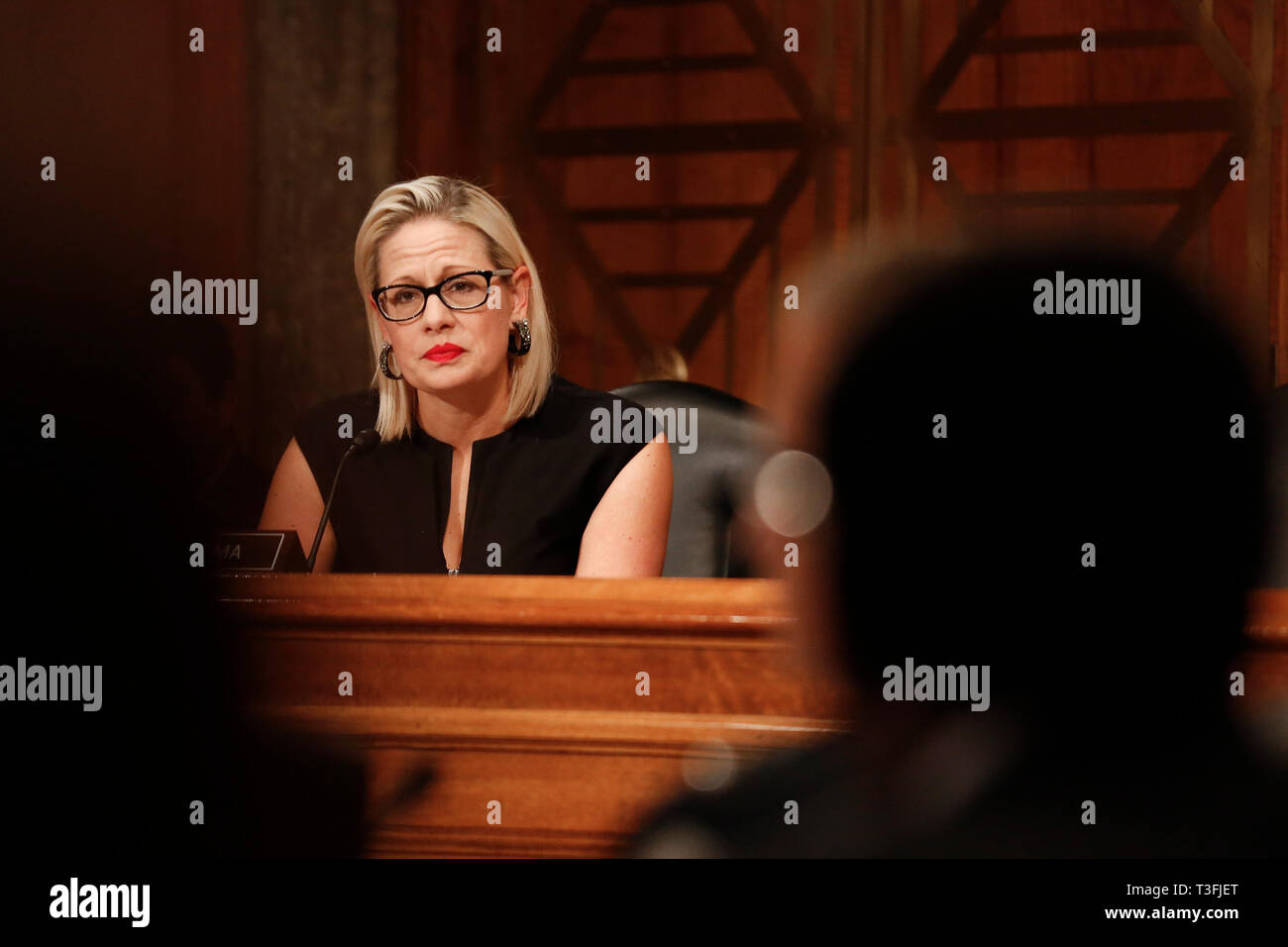 Washington DC, Stati Uniti d'America. 09Apr, 2019. Stati Uniti il senatore Kirsten Sinema (Democratico di Arizona) domande testimoni durante il Senato degli Stati Uniti Comitato per la Homeland Security e Affari Governativi udienza del 9 aprile 2019. Credito: Stefani Reynolds/CNP | Utilizzo di credito in tutto il mondo: dpa/Alamy Live News Credito: dpa picture alliance/Alamy Live News Foto Stock