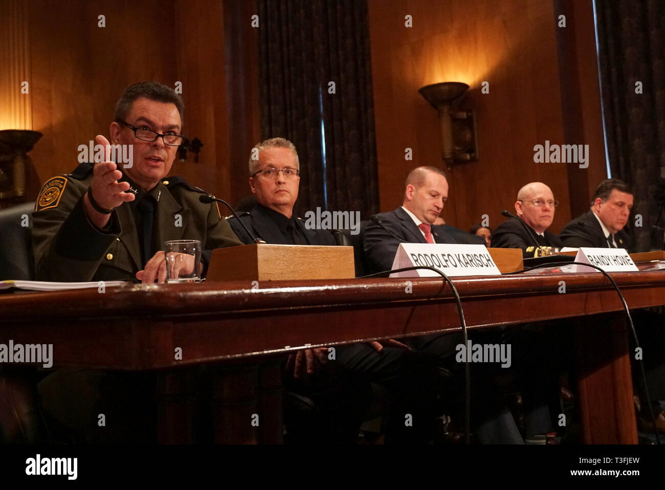 Washington DC, Stati Uniti d'America. 09Apr, 2019. Da sinistra a destra: Rodolfo Karisch, Rio Grande Valley Capo Settore agente PATROL, noi Pattuglia di Confine, US Customs and Border Protection, U.S. Department of Homeland Security, Randy Howe, Direttore esecutivo per le operazioni ufficio di operazioni sul campo, noi delle dogane e della protezione delle frontiere, US Department of Homeland Security; Timothy Tubbs, Vice agente speciale in carica- Laredo, Texas, Homeland Security indagini, noi immigrazione e dogane Esecuzione, US Department of Homeland Security; Commander Jonathan White, Ph.D, USPH, Vice Direttore per bambini Progra Foto Stock