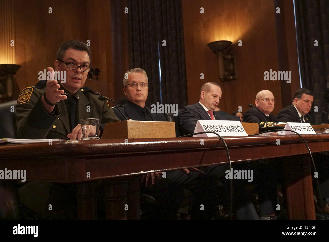 Washington DC, Stati Uniti d'America. 09Apr, 2019. Da sinistra a destra: Rodolfo Karisch, Rio Grande Valley Capo Settore agente PATROL, noi Pattuglia di Confine, US Customs and Border Protection, U.S. Department of Homeland Security, Randy Howe, Direttore esecutivo per le operazioni.Office di operazioni sul campo, noi delle dogane e della protezione delle frontiere, US Department of Homeland Security; Timothy Tubbs, Vice agente speciale in carica- Laredo, Texas, Homeland Security indagini, noi immigrazione e dogane Esecuzione, US Department of Homeland Security; Commander Jonathan White, Ph.D, USPH, Vice Direttore Credito: ZUMA Press, ho Foto Stock