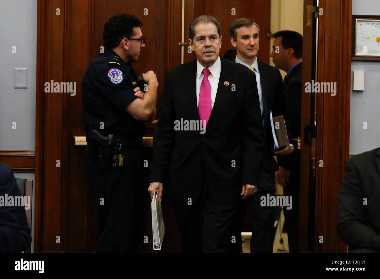 Washington DC, Stati Uniti d'America . 09Apr, 2019. Presidente della Casa stanziamenti sottocomitato per il commercio, la giustizia, la scienza, e relative agenzie Jose Serrano (Democratico di New York) arriva al Dipartimento di giustizia la Richiesta di Budget per il 2020 udienza del 9 aprile 2019. Credito: MediaPunch Inc/Alamy Live News Foto Stock