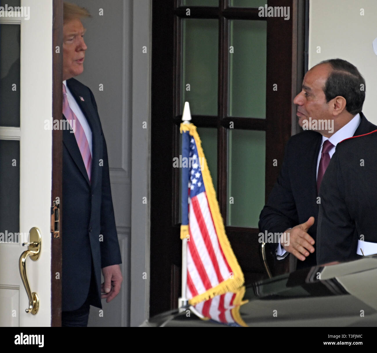 Washington DC, Stati Uniti d'America. 09Apr, 2019. Il Presidente degli Stati Uniti, Trump passeggiate Presidente Abdel-Fattah el-Sisi della Repubblica Araba di Egitto per il suo limo a seguito del loro incontro alla Casa Bianca di Washington il 9 aprile 2019. Credito: Ron Sachs/CNP | Utilizzo di credito in tutto il mondo: dpa/Alamy Live News Foto Stock