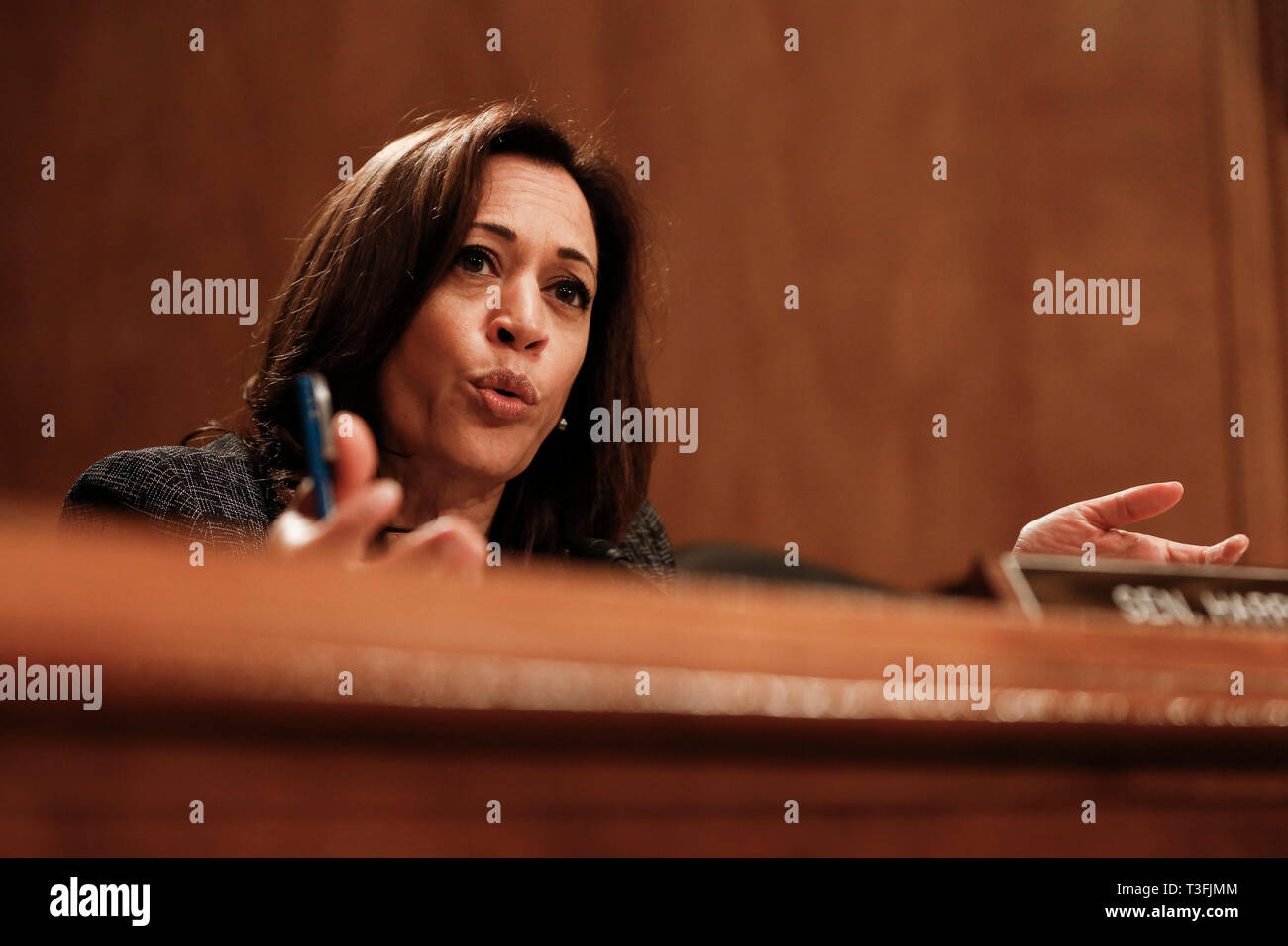 Washington DC, Stati Uniti d'America. 09Apr, 2019. Stati Uniti il senatore Kamala Harris (Democratico della California) domande da funzionari del dipartimento della giustizia e il Dipartimento della Sicurezza interna durante il Senato degli Stati Uniti Comitato per la Homeland Security e Affari Governativi udienza del 9 aprile 2019 a discutere di migrazione senza precedenti alla frontiera meridionale degli Stati Uniti. Credito: Stefani Reynolds/CNP | Utilizzo di credito in tutto il mondo: dpa picture alliance/Alamy Live News Foto Stock