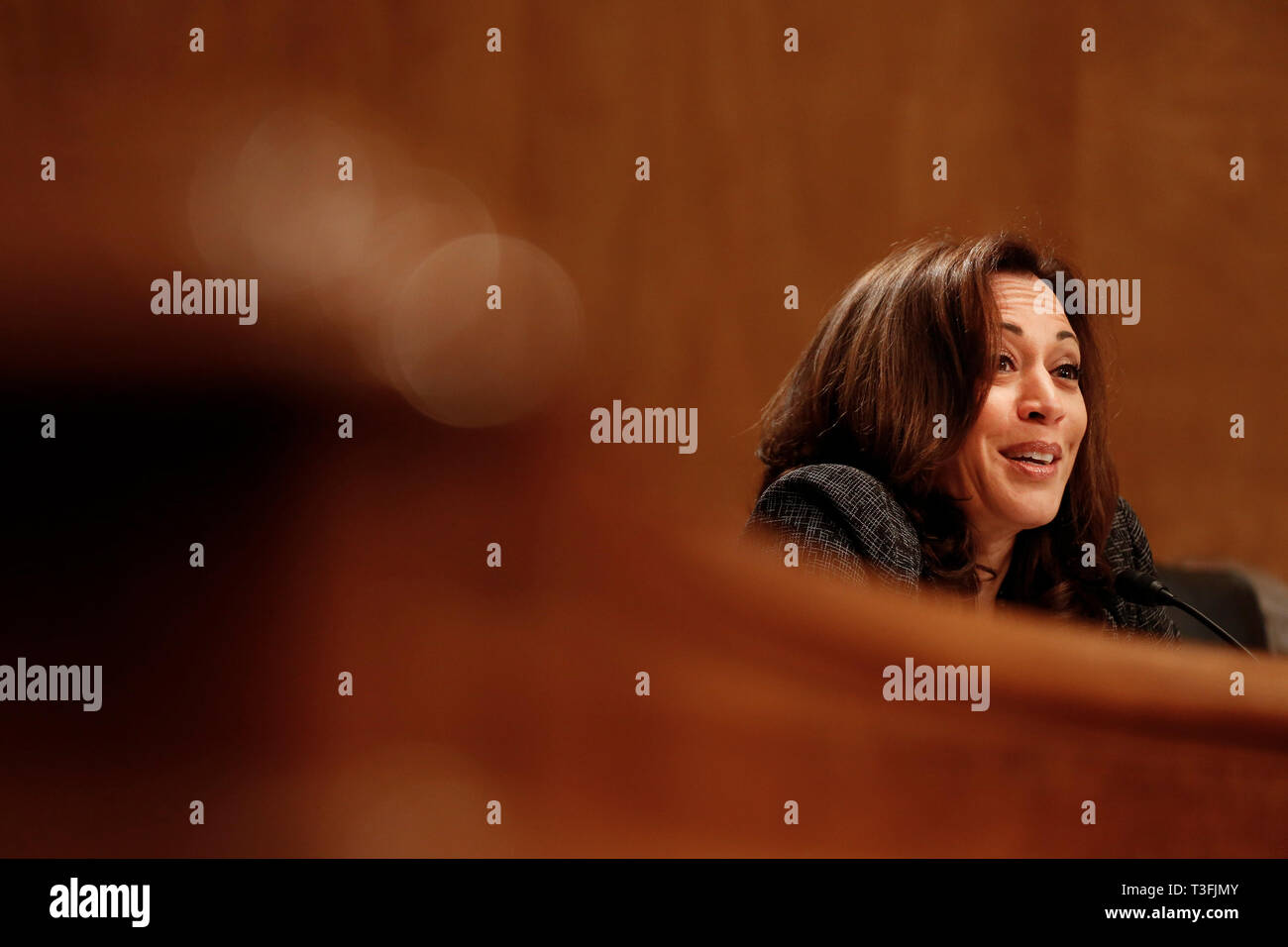 Washington DC, Stati Uniti d'America. 09Apr, 2019. Stati Uniti il senatore Kamala Harris (Democratico della California) domande da funzionari del dipartimento della giustizia e il Dipartimento della Sicurezza interna durante il Senato degli Stati Uniti Comitato per la Homeland Security e Affari Governativi udienza del 9 aprile 2019 a discutere di migrazione senza precedenti alla frontiera meridionale degli Stati Uniti. Credito: Stefani Reynolds/CNP | Utilizzo di credito in tutto il mondo: dpa picture alliance/Alamy Live News Foto Stock