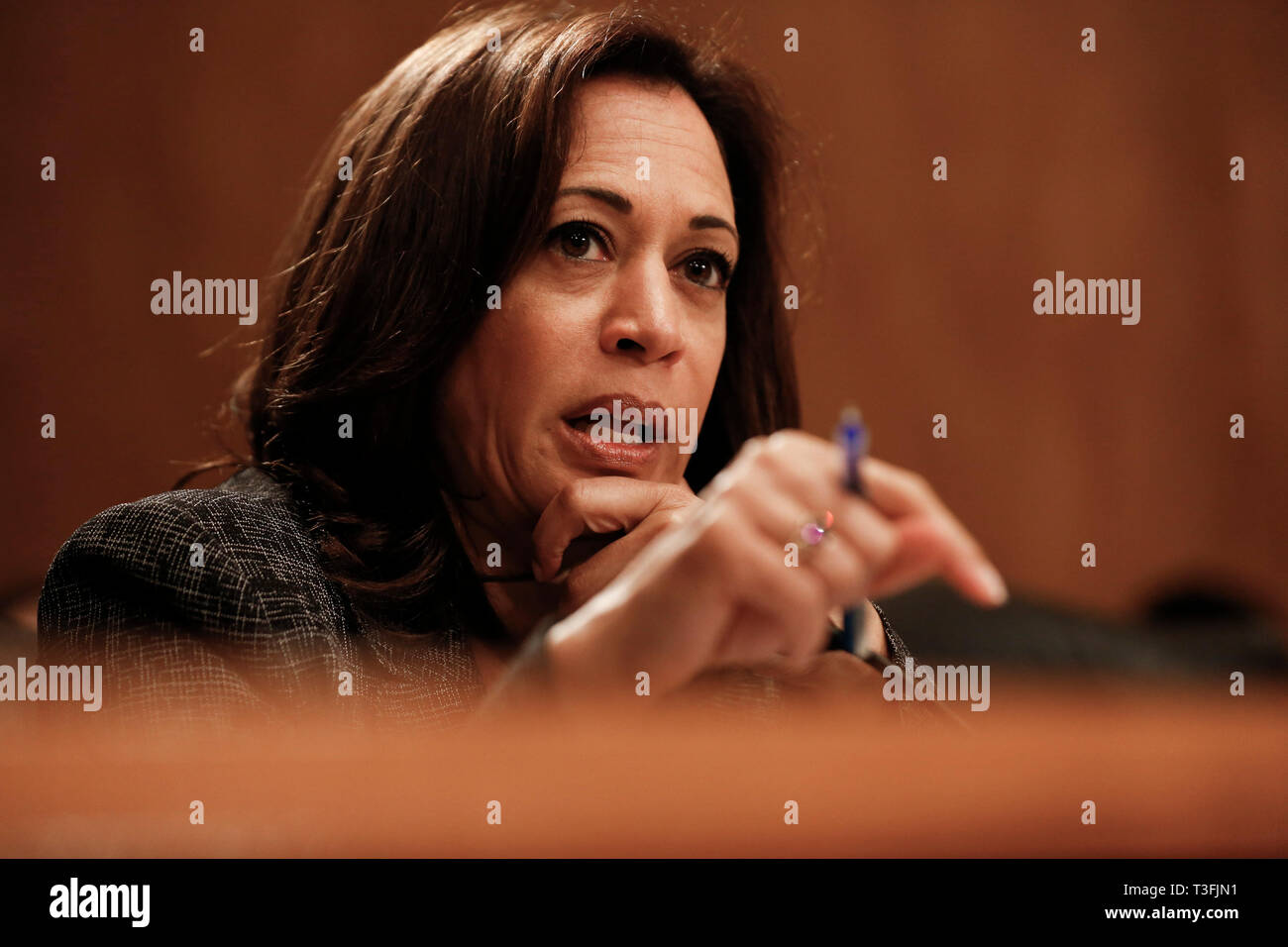 Washington DC, Stati Uniti d'America. 09Apr, 2019. Stati Uniti il senatore Kamala Harris (Democratico della California) domande da funzionari del dipartimento della giustizia e il Dipartimento della Sicurezza interna durante il Senato degli Stati Uniti Comitato per la Homeland Security e Affari Governativi udienza del 9 aprile 2019 a discutere di migrazione senza precedenti alla frontiera meridionale degli Stati Uniti. Credito: Stefani Reynolds/CNP | Utilizzo di credito in tutto il mondo: dpa picture alliance/Alamy Live News Foto Stock