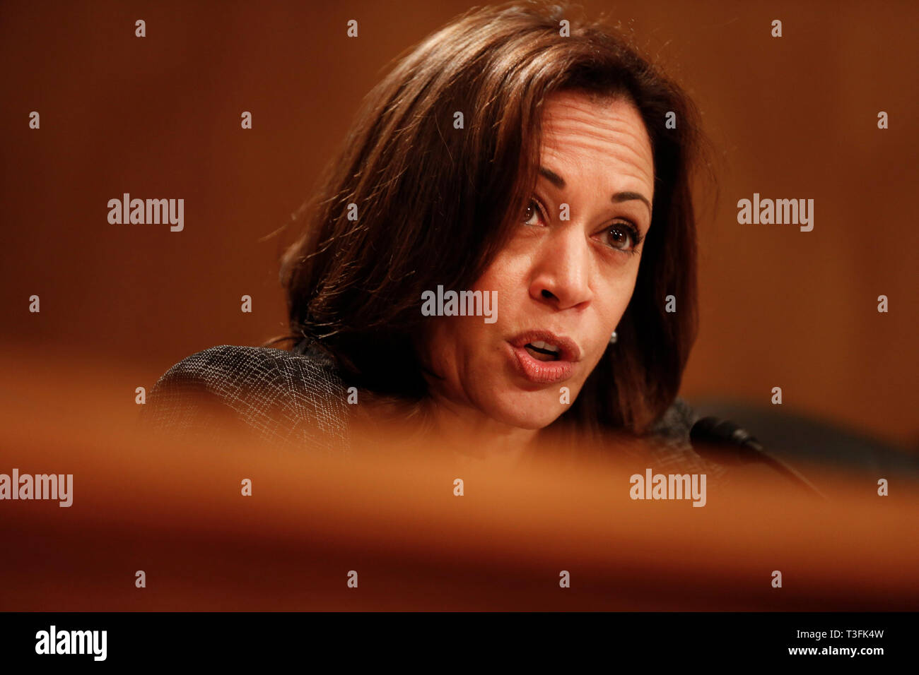 Washington DC, Stati Uniti d'America. 09Apr, 2019. Stati Uniti il senatore Kamala Harris (Democratico della California) domande da funzionari del dipartimento della giustizia e il Dipartimento della Sicurezza interna durante il Senato degli Stati Uniti Comitato per la Homeland Security e Affari Governativi udienza del 9 aprile 2019 a discutere di migrazione senza precedenti alla frontiera meridionale degli Stati Uniti. Credito: Stefani Reynolds/CNP /MediaPunch Credito: MediaPunch Inc/Alamy Live News Foto Stock