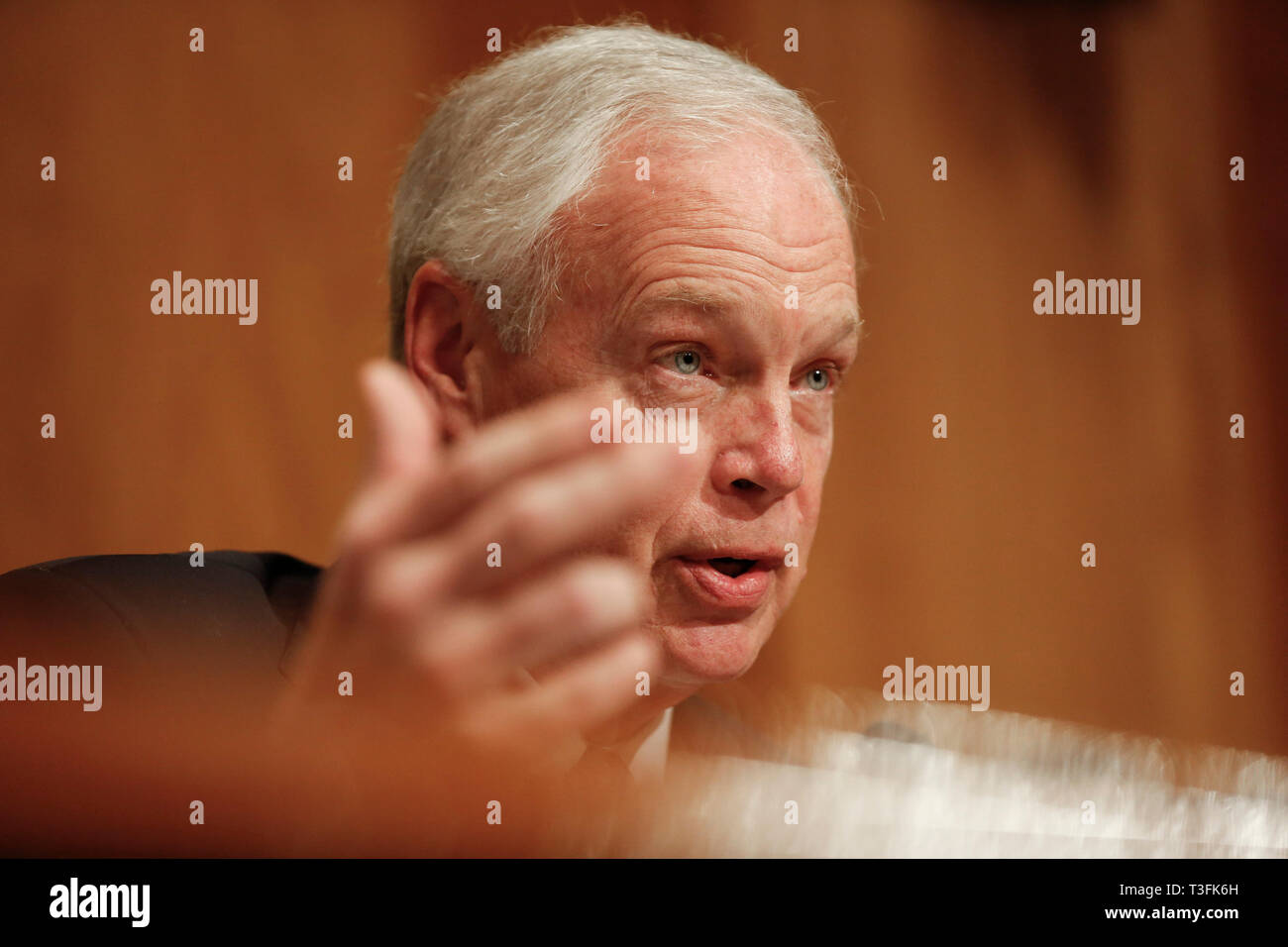Washington DC, Stati Uniti d'America. 09Apr, 2019. Presidente del Comitato del Senato sulla Homeland Security e Affari Governativi Ron Johnson (Repubblicano del Wisconsin) domande testimoni nel corso di una audizione sulla migrazione presso gli Stati Uniti frontiera meridionale il 9 aprile 2019. Credito: Stefani Reynolds/CNP /MediaPunch Credito: MediaPunch Inc/Alamy Live News Foto Stock