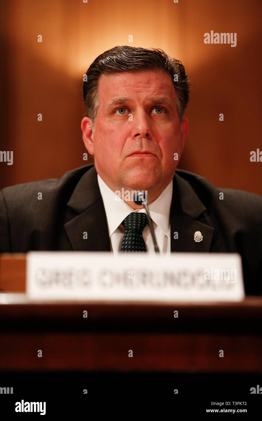 Washington DC, Stati Uniti d'America. 09Apr, 2019. Greg Cherundolo, capo delle operazioni, Drug Enforcement Agency, il Dipartimento della Giustizia degli Stati Uniti, testimonia davanti al Senato degli Stati Uniti Comitato per la sicurezza interna e gli affari di governo il 9 aprile 2019, discutere di migrazione in gli Stati Uniti' frontiera meridionale. Credito: Stefani Reynolds/CNP /MediaPunch Credito: MediaPunch Inc/Alamy Live News Foto Stock
