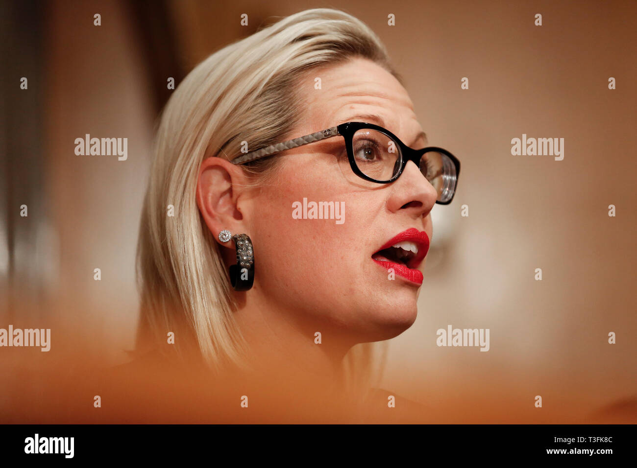 Washington DC, Stati Uniti d'America. 09Apr, 2019. Stati Uniti il senatore Kyrsten Sinema (Democratico di Arizona) domande testimoni durante il Senato degli Stati Uniti Comitato per la Homeland Security e Affari Governativi udienza del 9 aprile 2019. Credito: Stefani Reynolds/CNP /MediaPunch Credito: MediaPunch Inc/Alamy Live News Foto Stock