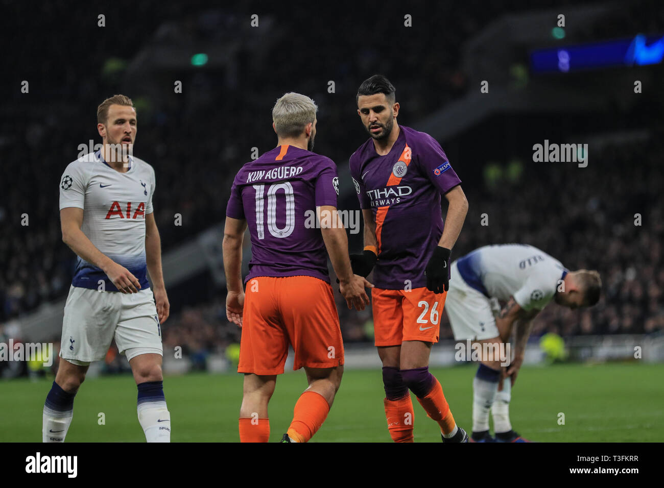 Tottenham Hotspur Stadium, Londra, Regno Unito. 9 apr, 2019. ; La UEFA Champions League quarti di finale, Tottenham vs Manchester City ; Sergio Aguero (10) del Manchester City scuote Riyad Mahrez (26) del Manchester City la mano come l'attacco Tottenham Credito: Mark Cosgrove/News immagini Credito: News immagini /Alamy Live News Foto Stock