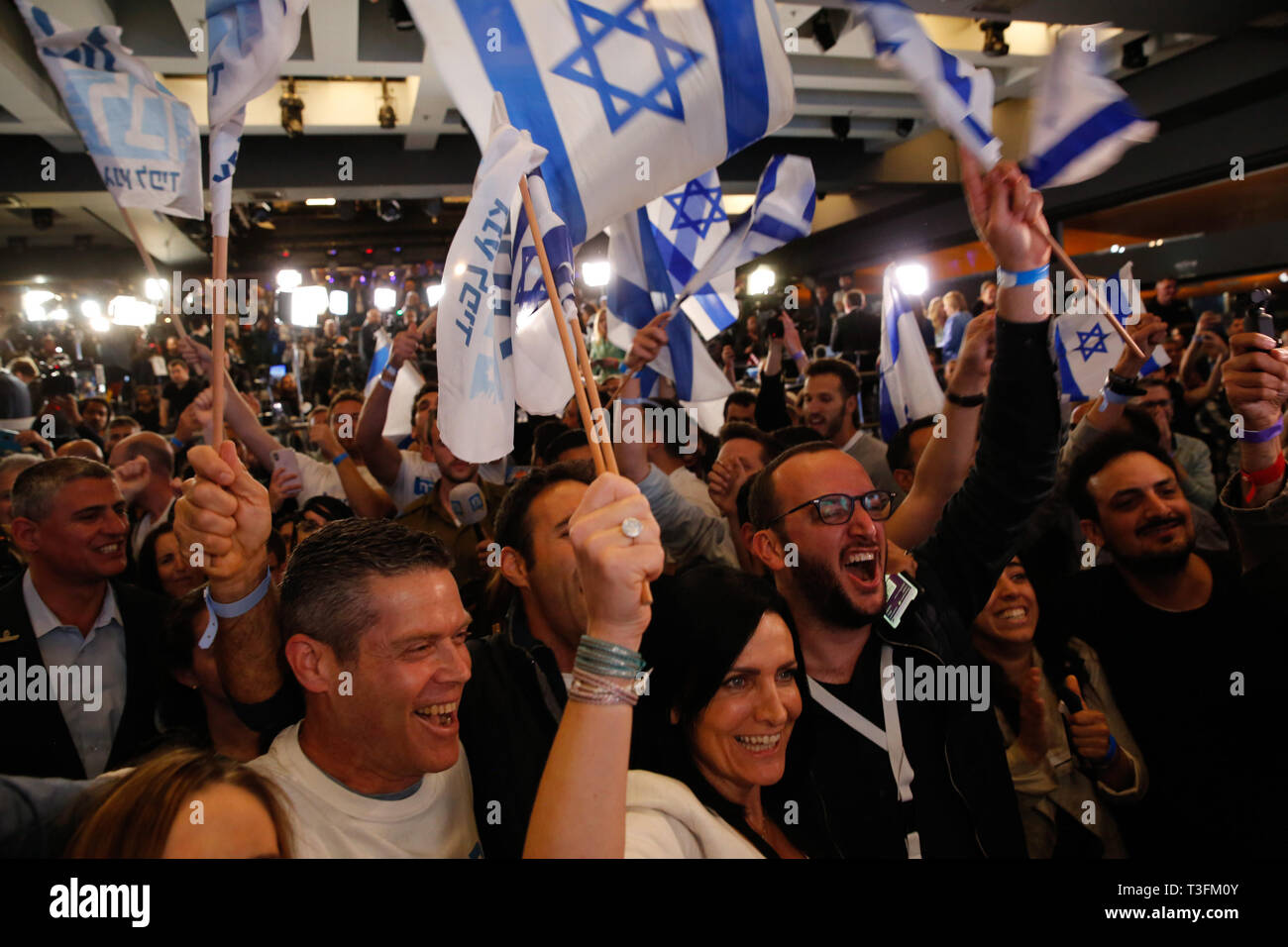 Tel Aviv, Israele. 9 apr, 2019. I sostenitori di Israele il blu e bianco parte celebrare dopo la visione di un TV sondaggio presso la sede dell'alleanza a Tel Aviv, in Israele, in data 9 aprile 2019. Il Primo Ministro israeliano Benjamin Netanyahu e Benny Gantz, un ex generale e leader di un partito centrista, sia rivendicato la vittoria di martedì sera nel strettamente combattutissima gara elettorale. Credito: Gil Cohen Magen/Xinhua/Alamy Live News Foto Stock