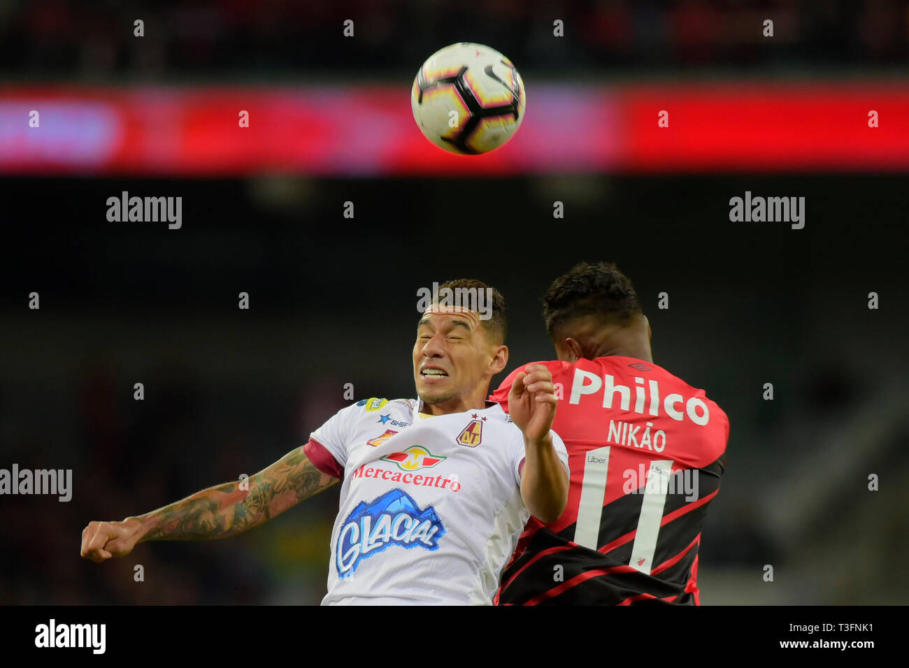 Curitiba, Brasile. 09Apr, 2019. Yeison Gordillo e Nikão durante l'Atletico Paranaense x Deportes Tolima. Partita valevole per il quarto stadio della fase di gruppo di Conmebol Libertadores 2019. Arena da Baixada. Curitiba, PR. Credito: Reinaldo Reginato/FotoArena/Alamy Live News Foto Stock