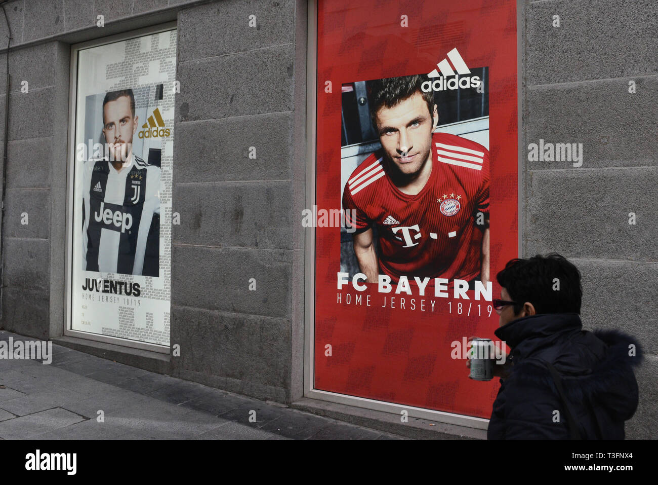 Madrid, Madrid, Spagna. 9 apr, 2019. Un annuncio pubblicitario Adidas visto  su un Adidas store in Madrid. Credito: John Milner/SOPA Immagini/ZUMA  filo/Alamy Live News Foto stock - Alamy