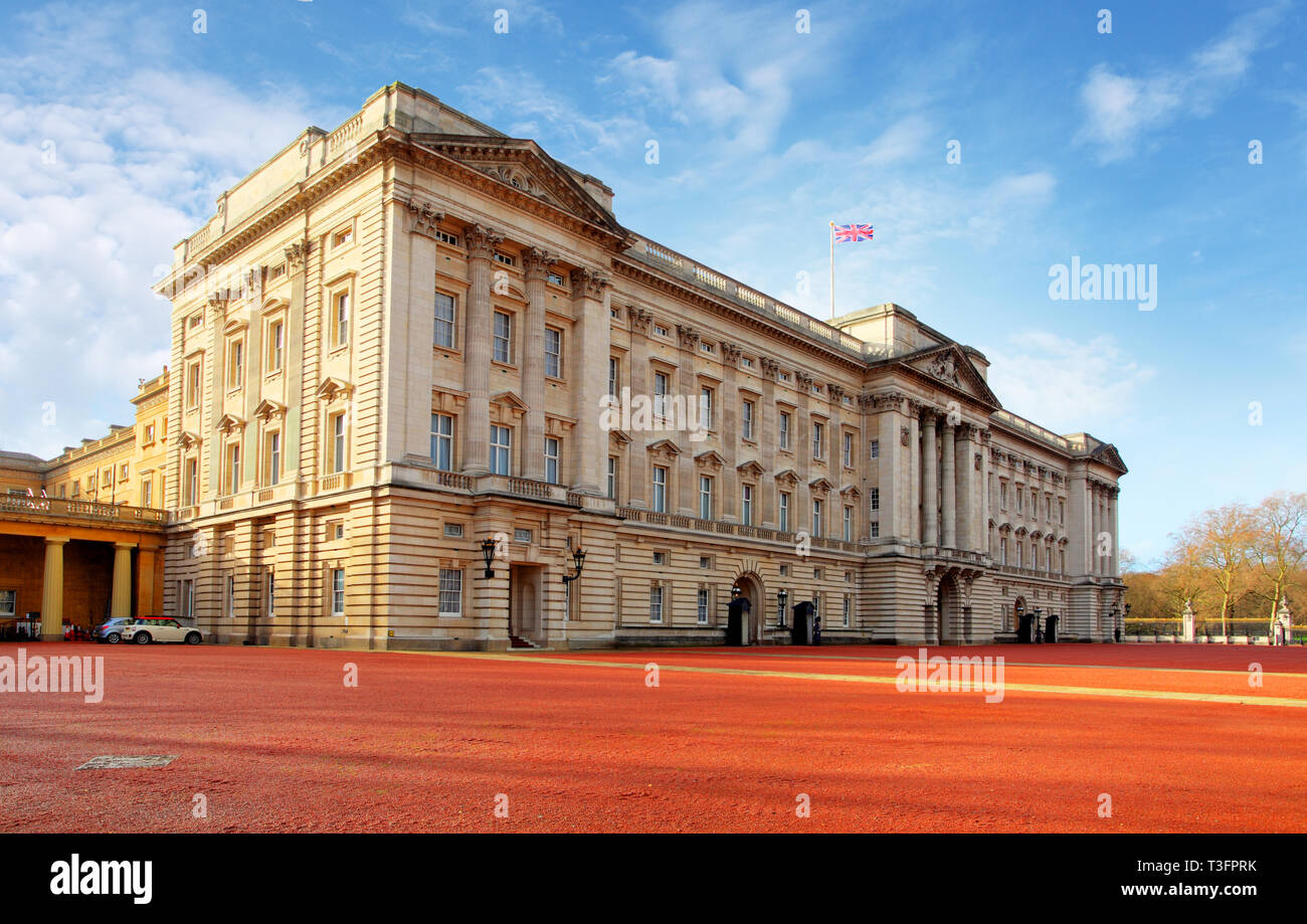 Londra - Jan 10 : Buckingham palace raffigurata a gennaio 10th, 2014, a Londra, Regno Unito. Costruito nel 1705, il palazzo è ufficiale residenza londinese e prin Foto Stock