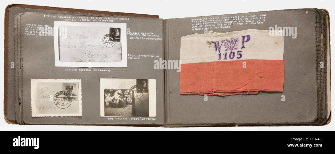 Fotografie, documenti ed effetti, dal 1944 Insurrezione di Varsavia 48 pagina album, dimensione 20 x 30 cm, con le fotografie originali, carte di identità, documenti, sezioni di giornale, miniaturizzato a medaglie e insegne unità dal periodo del 1944 Insurrezione di Varsavia . Tra le altre cose, esso comprende: servizio carta di identità per i Armia Krajowa con Radwan la firma e un badge di metallo, 29 fotografie di Varsavia, alcuni mostrano i combattimenti vi, due banconote, una travel pass, un bracciale per la 'WP' (Wojsko Polskie = Esercito Polacco), carta di identità per le unità alleate, HEC, No-Exclusive-uso | Editorial-Use-solo Foto Stock