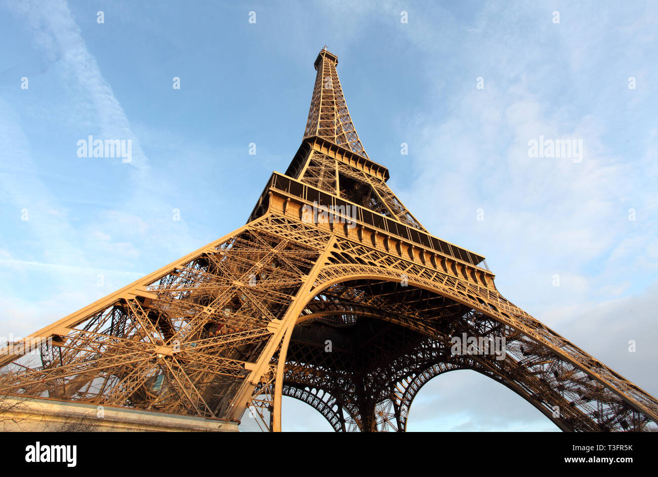 Ripresa a tutto campo della Torre Eiffel con drammatica sky, Parigi, Francia Foto Stock