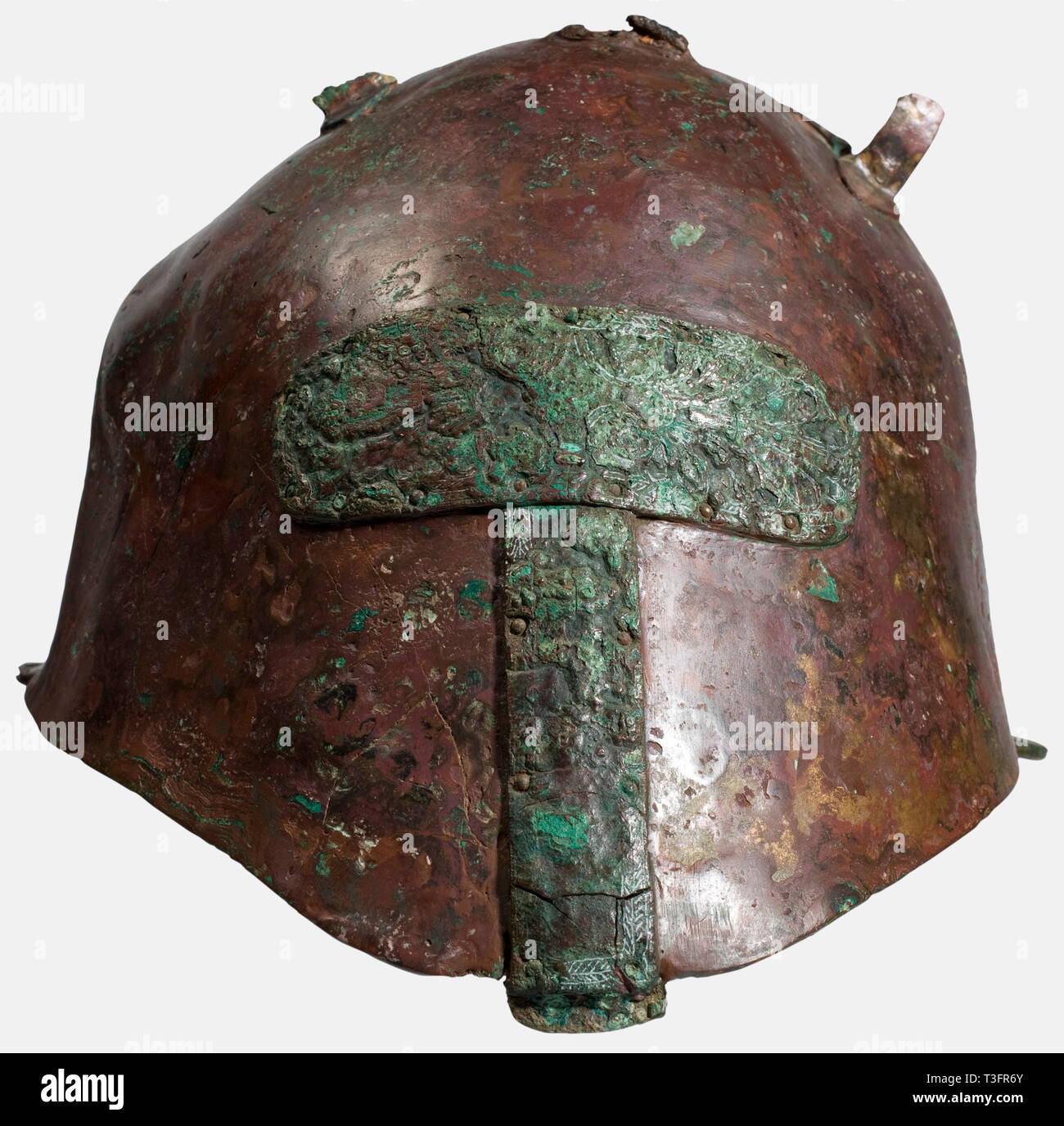 Un casco Apulian-Corinthian, 6A/V secolo A.C. Bronzo. Cranio emisferica, minimamente sagomata. La faccia intaglio è stata chiusa in tempi antichi da due rivettato, riccamente decorato, fogli di bronzo (lega diversa, con la corrosione di colore verde), le loro decorazioni a palmette sono stati resi più visibili in luoghi dalla moderna dell'inchiostro bianco. Ampia svasatura protezione collo. Resti di un grest rivettato forcella. Un foro su ogni lato per fissare l'chinstraps. Altezza 17,5 cm. Peso 795 g. Marrone rossastro di patina verde. Notevolmente corroso con fori, e il retro è deformata e crac, Additional-Rights-Clearance-Info-Not-Available Foto Stock