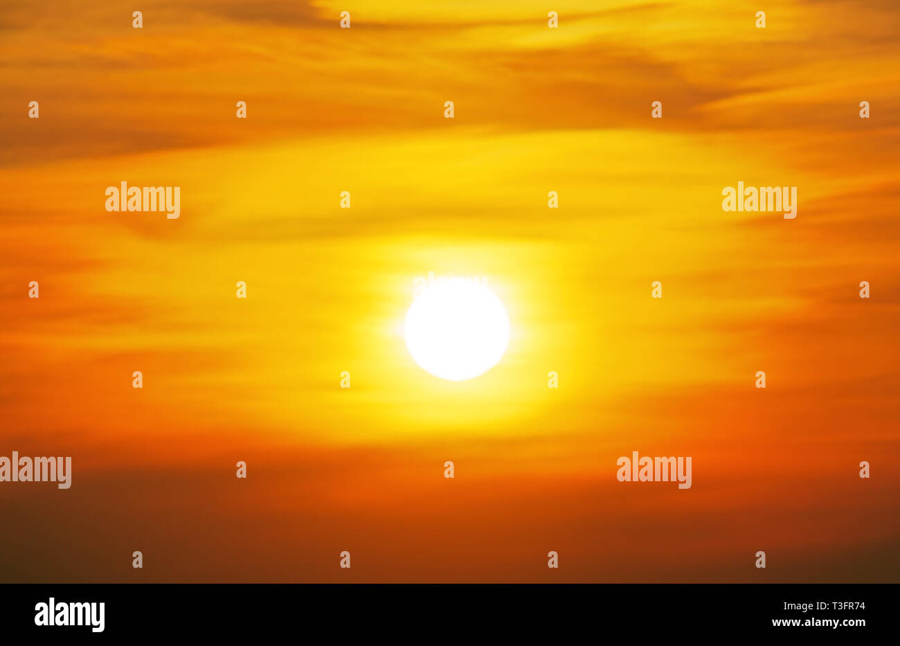 Sky con il cloud al tramonto sullo sfondo Foto Stock