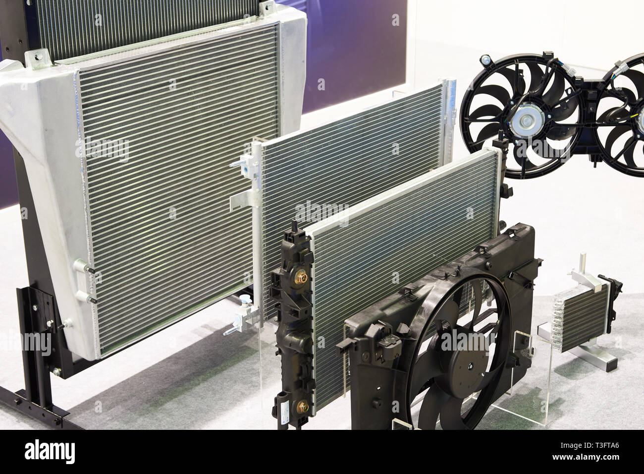 Radiatori e ventole di sistemi di raffreddamento di un carrello del negozio Foto Stock