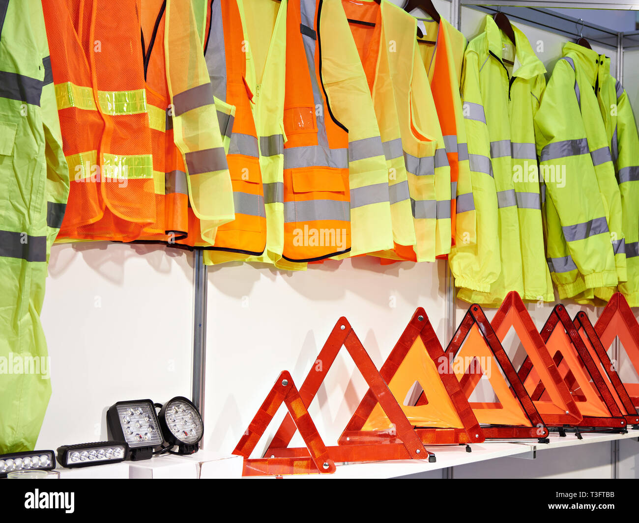 Giubbotti riflettenti per i conducenti e la plastica di arresto di emergenza rosso segno per auto Foto Stock