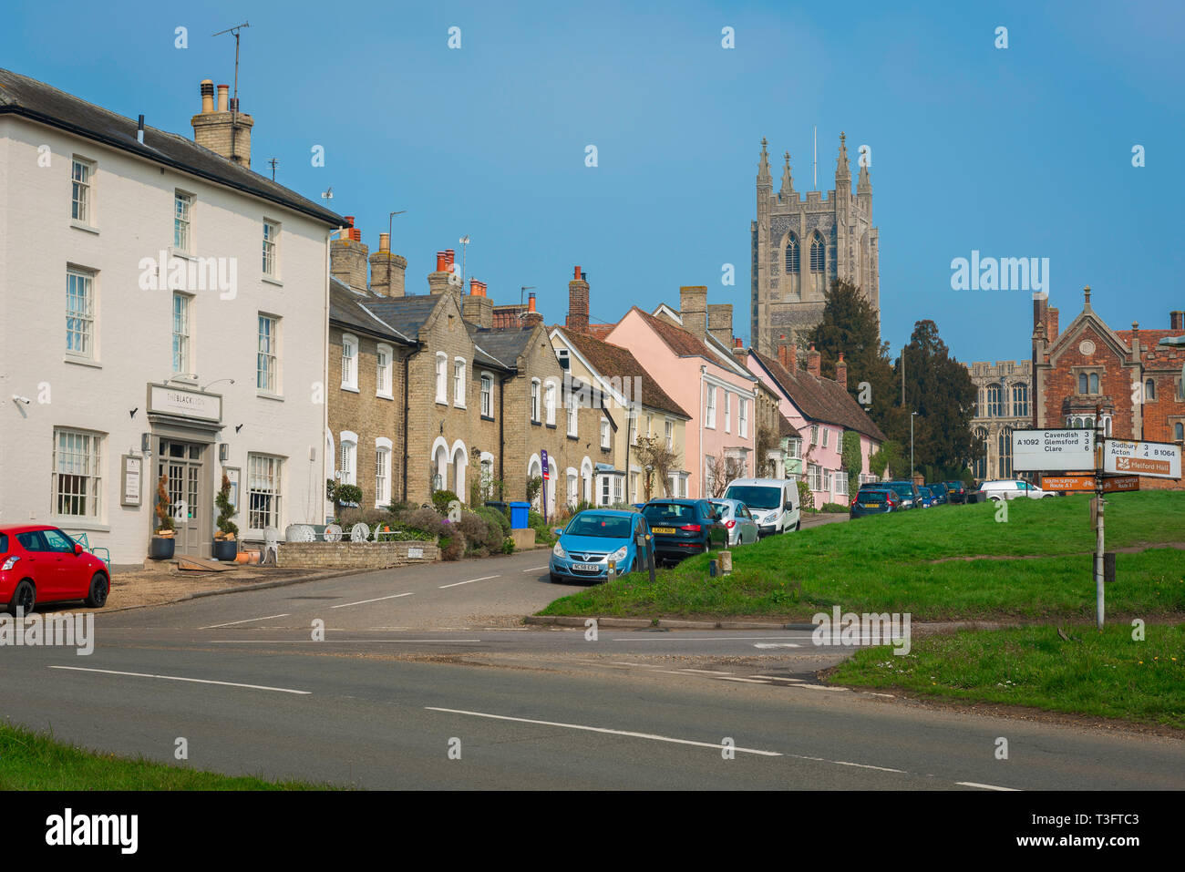 Long Melford Suffolk, veduta della Chiesa a piedi e la torre della chiesa della Santa Trinità nel Suffolk villaggio di Long Melford, Inghilterra, Regno Unito. Foto Stock