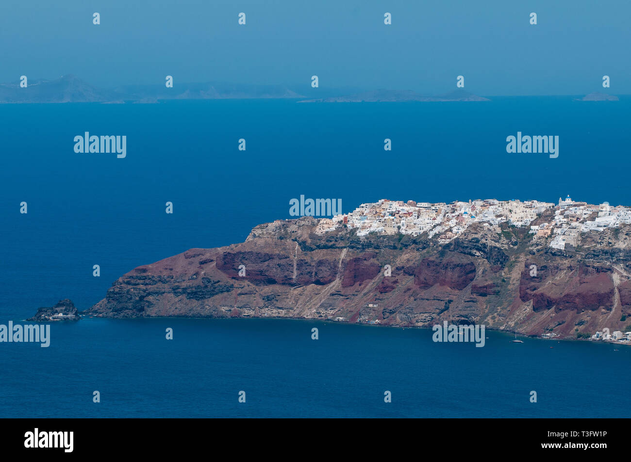 Vista aerea del borgo costruito sulle rocce di Santorini Foto Stock