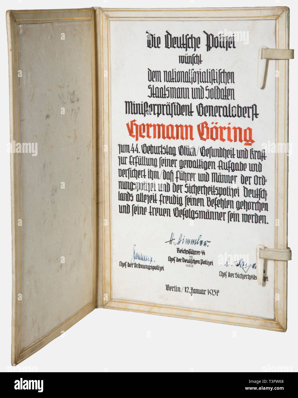 Hermann Göring, un certificato di congratulazioni dalla polizia tedesca in occasione del suo 44 compleanno cartella pergamena con il partito eagle dipinta sulla parte anteriore e di una chiusura a ginocchiera. Un foglio di pergamena impostato nel lato destro con una calligrafica messaggio di congratulazioni e le espressioni di lealtà. 12 gennaio 1937. Con le firme di inchiostro di Heinrich Himmler, Reinhard Heydrich, e Kurt Daluege. storica, storica degli anni trenta del ventesimo secolo, NS, il socialismo nazionale, il nazismo, il terzo Reich, Reich tedesco, in Germania, in tedesco, nazionale socialista, nazista, periodo nazista, fascista, oggetto, gli oggetti Editorial-Use-solo Foto Stock