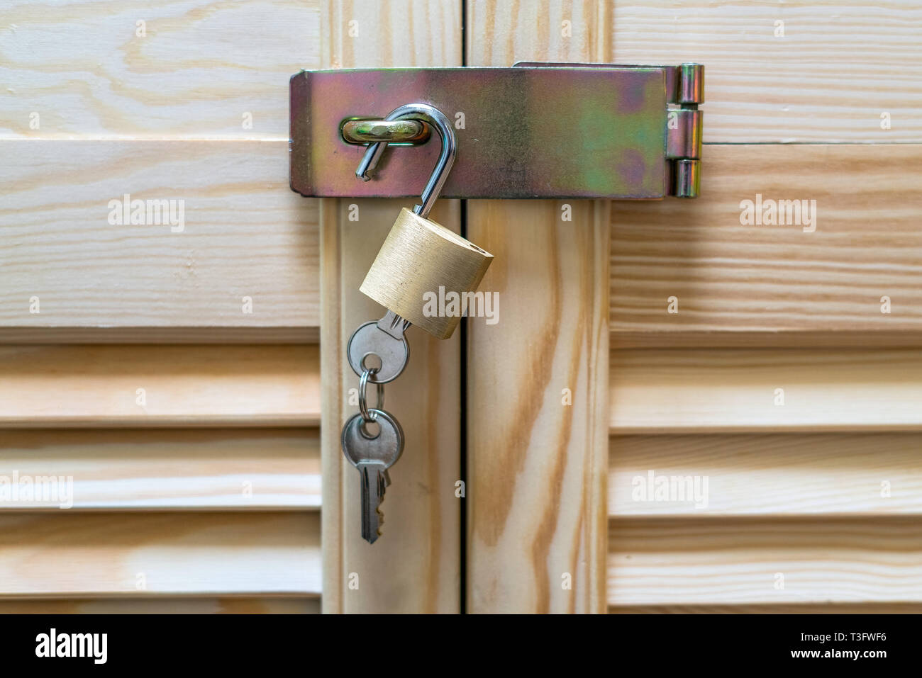 Serratura in metallo con chiavi appeso sul moderno armadio in legno con  strisce in classico stile rustico. Locker guardaroba con otturatore plank  porte Foto stock - Alamy