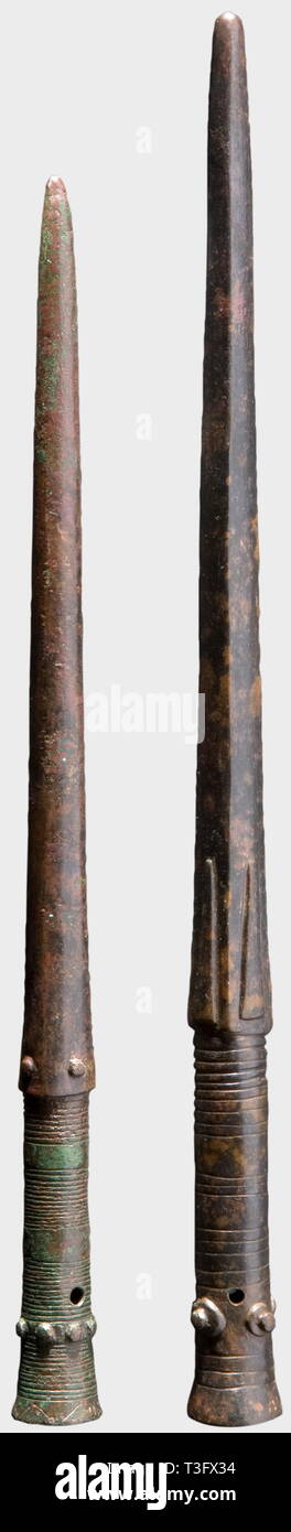 Due Vicino Oriente antico la punta di diamante, c. 800-600 A.C. Bronzo. Punti di forma quadrangolare con prese trafitto per attacco albero. Riccamente decorate con anelli incisi, nodo bande e picchi. Lunghezze 34.3 e 30.5 cm. Bella patina. Axel Guttmann Collection (inv. n. AG 151a e AG 151e). Provenienza: Christie's, 6 novembre 2002, lotto 34. Cfr. O.W. Muscarella, del Bronzo e del ferro, Vicino Oriente antico artefatti nel Metropolitan Museum of Art di New York, 1988, p. 392, n. 518, 519. storica, storica mondo antico mondo antico, antichità, oggetti, Additional-Rights-Clearance-Info-Not-Available Foto Stock